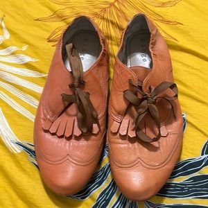 Hinge leather oxfords in harvest orange with ribbon laces size 9.5
